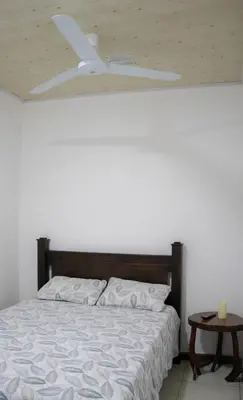 a bedroom with a bed with a ceiling fan at Lilo apartamento, bello y lujoso in Liberia