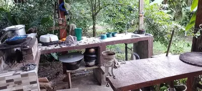 a wooden table with a sink in a garden at Árbol de mayo in Guápiles