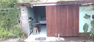 a wooden shed with a table in a room at Árbol de mayo in Guápiles