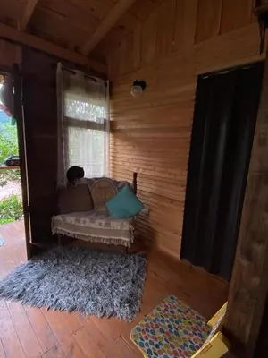 a room with a bed in a log cabin at Cabaña de Montaña in Cartago