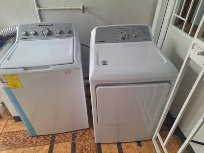 a stove and a sink in a room at Carolina Hostel in San José