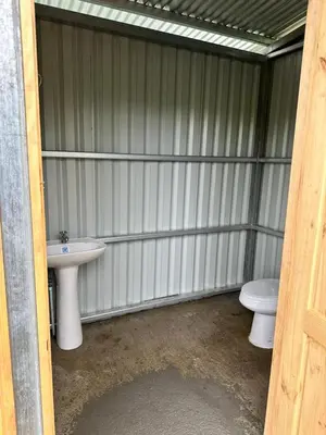 a bathroom with a toilet and a sink at Camping El Fosforo in El Fosforo
