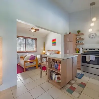 Emerald Haven Second Floor Studio Mins from Beach