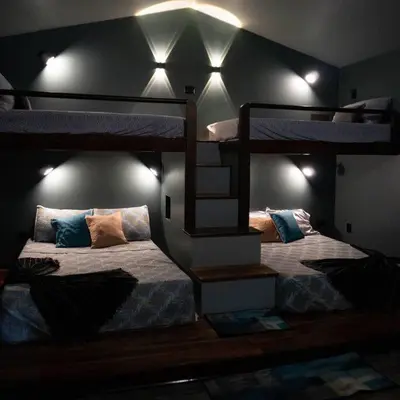 two bunk beds in a room with two beds at Casa Amanecer Familiar Hotel Ecopaisajes in Río Cuarto