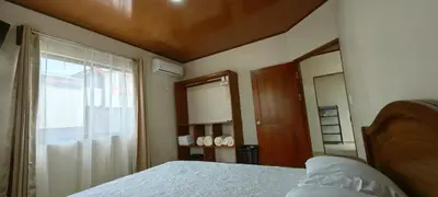 a bedroom with a bed and a window at Casita el Corral in Nuevo Arenal