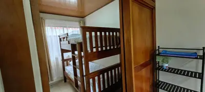 a small room with two bunk beds and a staircase at Casita el Corral in Nuevo Arenal