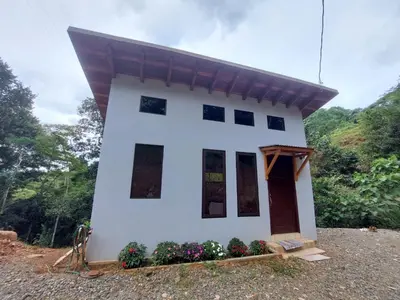a small white house with a lot of windows at La cabaña del Dulce in San Rafael Norte