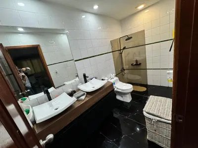 a bathroom with two sinks and a toilet at Villa Ho Omaika I Los Delfines Tambor in Pochote