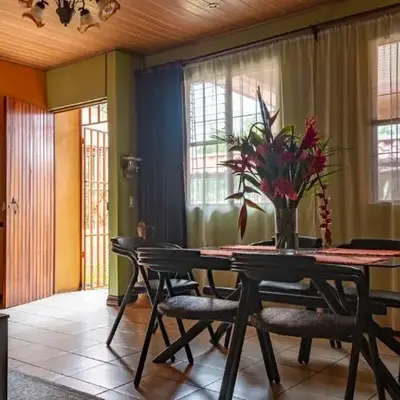 Cozy 3 Bedroom House 5mins from the Airport