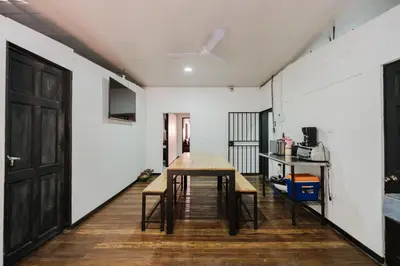 a dining room with a table and a ceiling fan at Apartamento Frigia 2 in Quepos