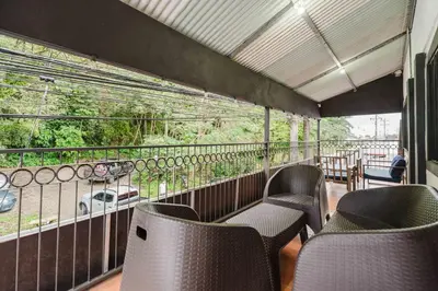 a balcony with chairs and a view of a street at Apartamento Frigia 2 in Quepos