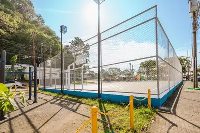 a tennis court with a net on a street at Apartamento Frigia 2 in Quepos