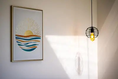 a picture on a wall with a lamp and a picture at Tocuma Glamping in Cartago
