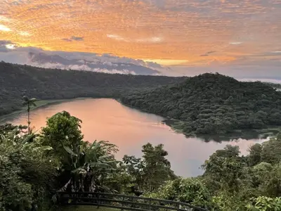 a view of a lake in the middle of a forest at Volcan Hule Lodging in Río Cuarto
