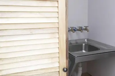 a bathroom with a sink next to a sink at Bello espacio en zona rodeada de naturaleza Apt 2 in Curridabat