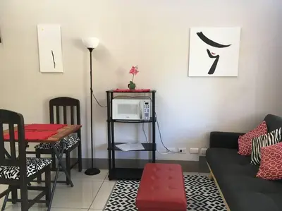 a living room with a couch and a table at Conveniente ubicación en zona muy silenciosa Apt 3 in Curridabat