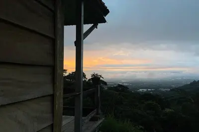 a building with a view of a city at \u58ee\u89c2\u666f\u8272\u7684\u5b81\u9759\u6728\u5c4b in Santa Ana