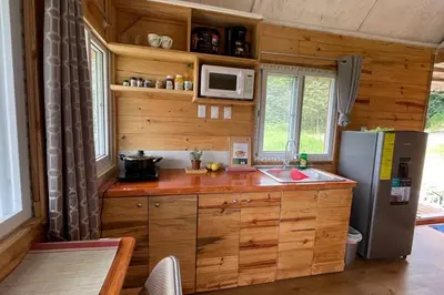 a kitchen with a refrigerator and a sink in a room at \u58ee\u89c2\u666f\u8272\u7684\u5b81\u9759\u6728\u5c4b in Santa Ana
