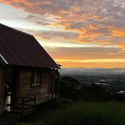 壮观景色的宁静木屋