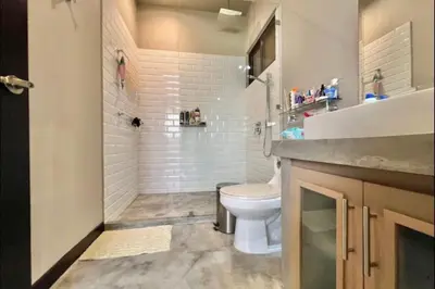 a bathroom with a toilet and a sink at Villas Confort Completas Manuel Antonio Kepos Costa Ric in Quepos