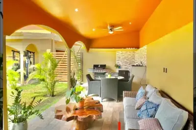 a living room with a couch and a table at Villas Confort Completas Manuel Antonio Kepos Costa Ric in Quepos