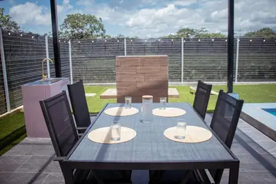 a table with four chairs and a blue table sidx sidx sidx at La Fortuna Up House in Fortuna