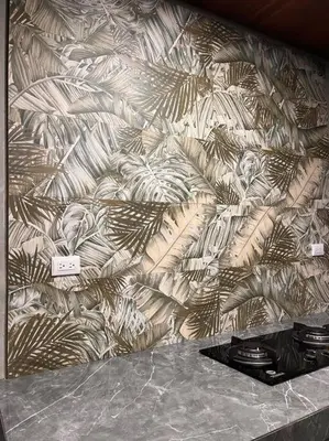 a wall with a wallpaper with palm leaves on it at Chalet Luna y Miel in Dulce Nombre