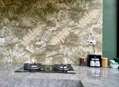 a wall with a mural of leaves on a wall at Chalet Luna y Miel in Dulce Nombre