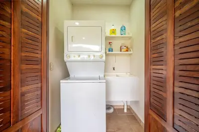 a kitchen with a washer and dryer in a room at Casa Shamrock Duplex 2 in Unión