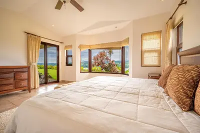a large bedroom with a large bed and windows at Casa Shamrock Duplex 2 in Unión