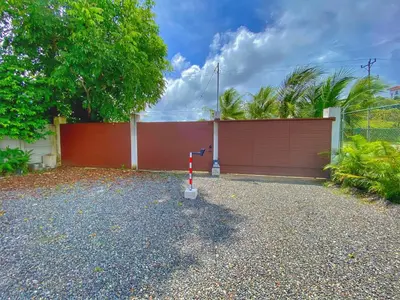 a garage with a red fence and a red gate at Hermosa casa en Esterillos in Esterillos Este