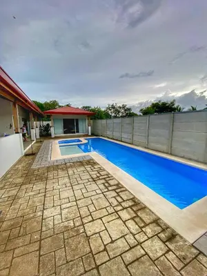 an image of a swimming pool in a house at Hermosa casa en Esterillos in Esterillos Este