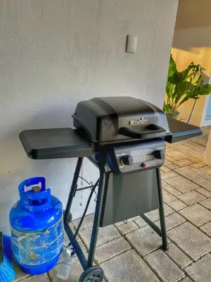a grill sitting on a table in a room at Hermosa casa en Esterillos in Esterillos Este
