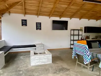 a living room with a couch and a table at Hermosa casa en Esterillos in Esterillos Este