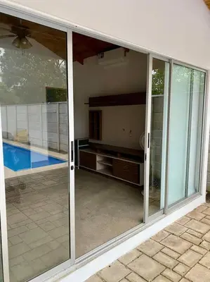 a room with sliding glass doors in a house at Hermosa casa en Esterillos in Esterillos Este