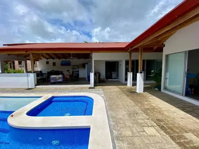 a house with a swimming pool in front of it at Hermosa casa en Esterillos in Esterillos Este