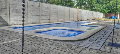 a swimming pool in the middle of a backyard at Hermosa casa en Esterillos in Esterillos Este