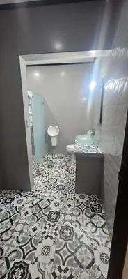 a bathroom with a black and white tile floor at Villa Lagunillas in Lagunillas