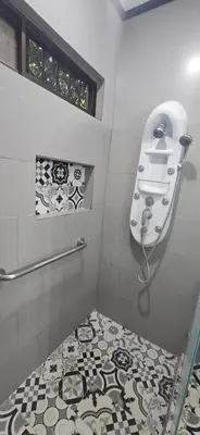 a bathroom with a black and white tile floor at Villa Lagunillas in Lagunillas