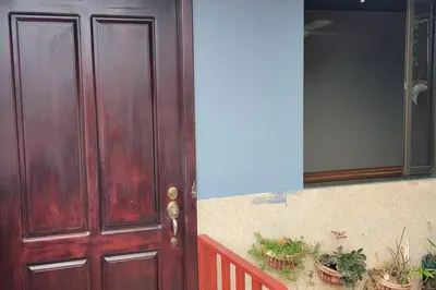 a wooden door with a window and some plants at Local secret apartament Blue Mountain in Quepos in Quepos