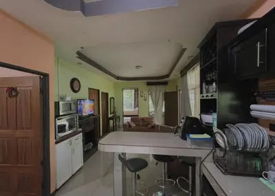 a kitchen and living room with a table and chairs at Haciendo Amigos en El Canasto in San Isidro