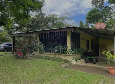 a small house with a car parked in front of it at Haciendo Amigos en El Canasto in San Isidro