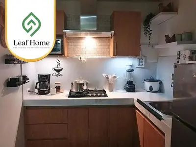 a kitchen with a stove and a refrigerator at Alajuela Leaf Home in Alajuela City