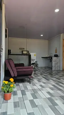 a living room with a couch and flowers in a room at Rincón del Sol in Upala