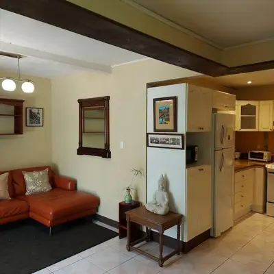a living room with a couch and a kitchen at Ftput in Cartago
