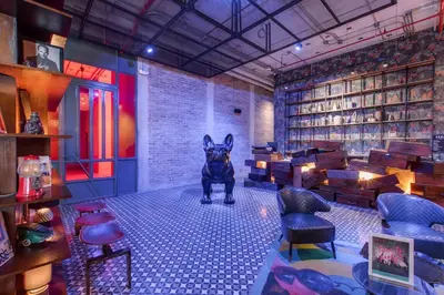 a room with a statue of a donkey in the middle at Nice&Cozy Loft URBN Escalante in San José