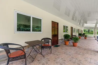 a hallway with a table and chairs and plants at Finca Brisas de la Montaña in Coco