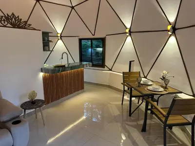 a room with a kitchen and a table and chairs at Finca Brisas de la Montaña in Coco