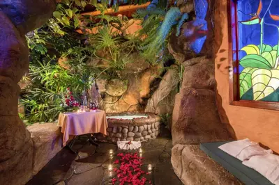 a room with a table with flowers on it at Peace Lodge in Vara Blanca