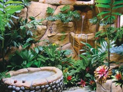 a garden with a stone wall and a bath tub at Peace Lodge in Vara Blanca